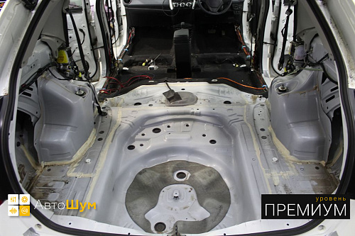 Штатная шумоизоляция багажника Тойота Филдер