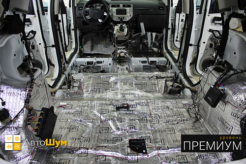 Виброизоляция багажника Форд Куга.