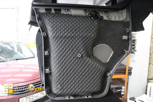 Оклеиваем шумопоглотителем обшивку двери Volkswagen Caravelle