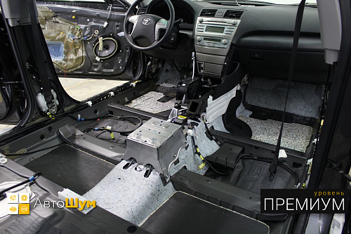 Штатная шумоизоляция пола Тойоты Камри.