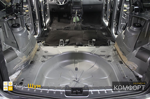 Штатная шумоизоляция багажника Рено Дастер.