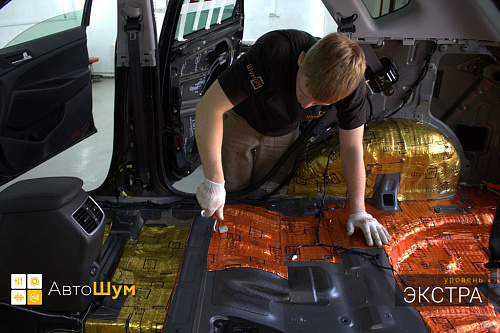 Клеим виброизоляцию в багажник Хендай Туксон