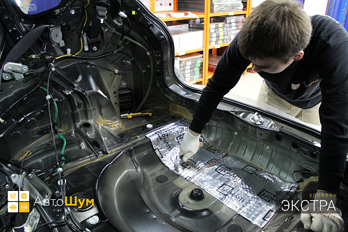 Клеим виброизоляцию на дно багажника Субару ХВ