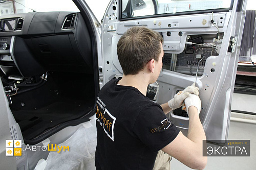 Клеим виброизоляцию внутрь двери УАЗ Патриот