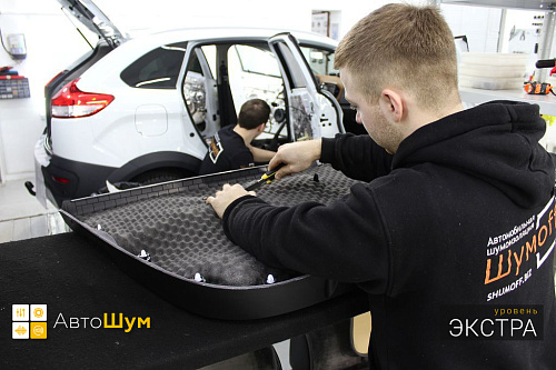 Оклеиваем шумопоглотителем обшивку двери Лада Х-Рей