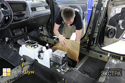 Клеим звукоизоляционную мембрану на пол Митсубиси Аутледер.