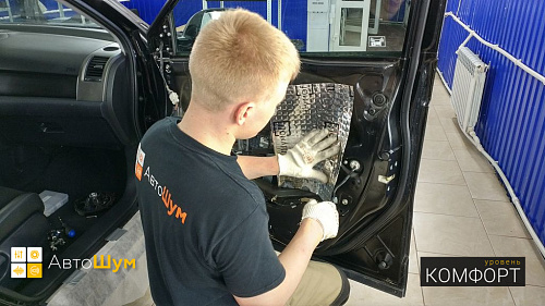 Оклеиваем технологические отверстия двери Хонды СРВ