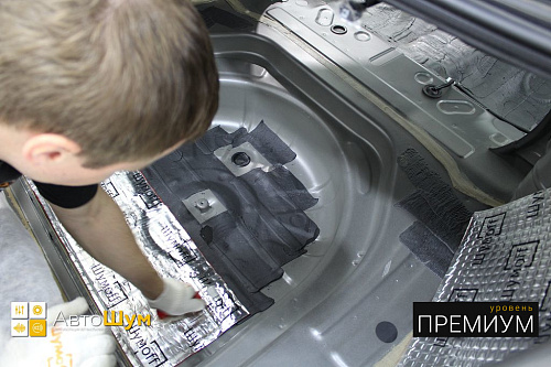 Клеим Шумофф Black Joker в багажник Тойоты Камри Xv40.