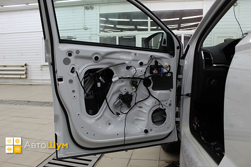 Виброизоляция дверей Шкода Карок