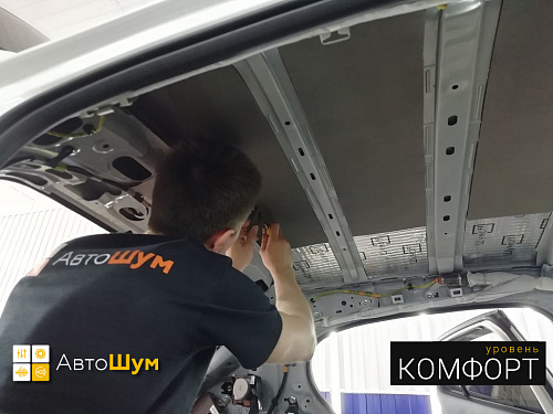 Клеим теплоизолятор на крышу Мазды 3