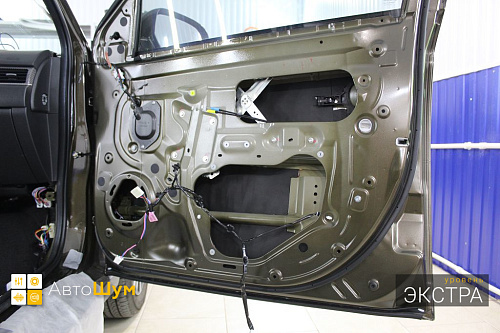 Клеим Шумофф Комфорт 6 внутрь двери Митсубиси Аутледер.