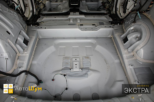 Штатная шумоизоляция багажника Джип Гранд Чероки.