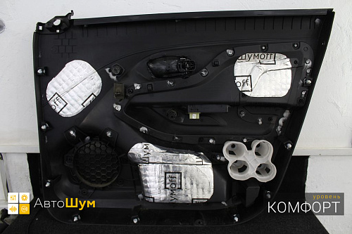 Клеим виброизоляцию на дверную обшивку Лада ИКС РЕЙ