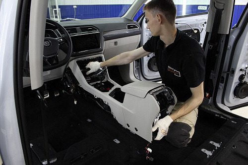 Разбираем салон Фольксваген Тигуан