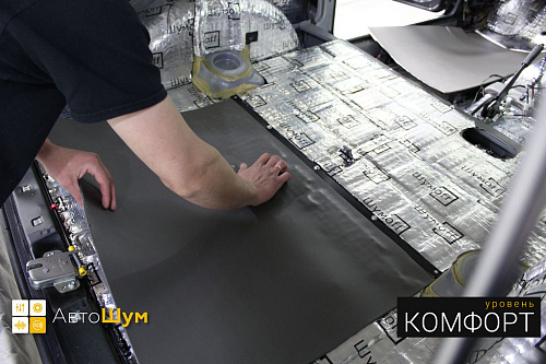 Клеим Шумофф Base 4 в багажник Нивы 2121