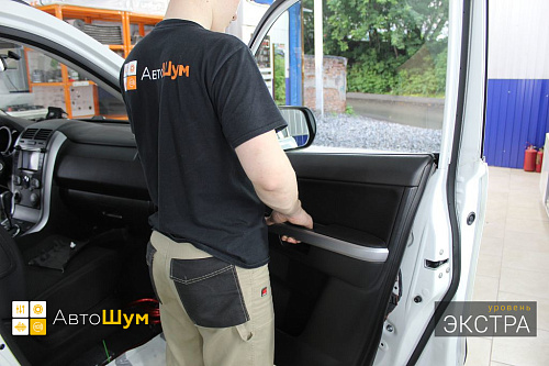 Снимаем верные обшивки на Сузуки Гранд Витара