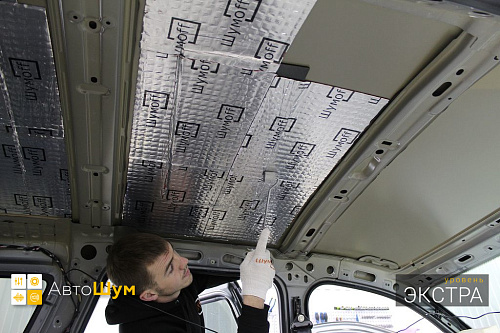 Клеим виброизоляцию на крышу Рено Дастер