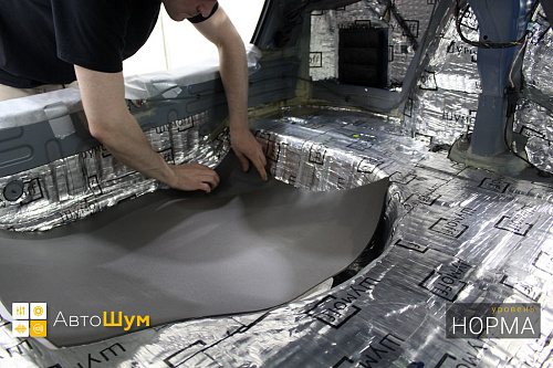 Клеим Шумофф Base 4 на дно багажника Митсубиси Лансер.