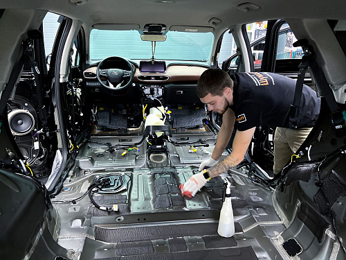 Штатная шумоизоляция пола Хёндай Санта Фе