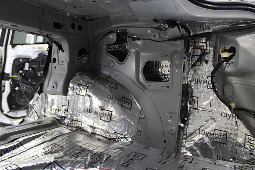 Виброизоляция арок Мазды 6