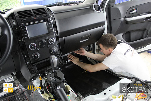 Клеим Шумофф Герметон 7Л вторым слоем на пол Сузуки Гранд Витары