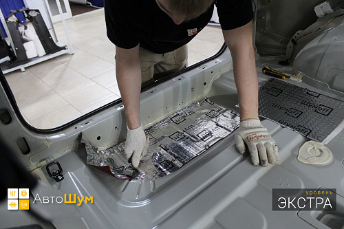 Клеим Виброизоляцию на дно багажника Сузуки Гранд Витары.