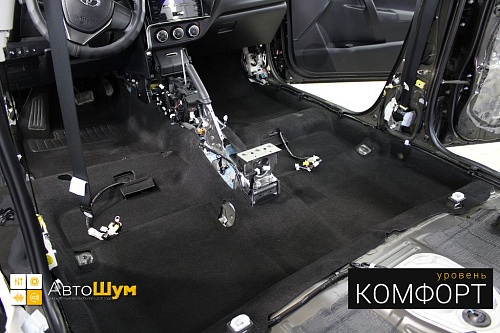 Чистый ковер Тойоты Короллы.