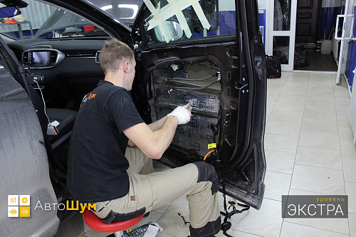 Клеим виброизоляцию внутрь двери Киа Соренто Прайм