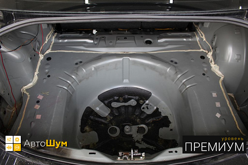 Клеим виброизоляцию в багажник Мазды 6.