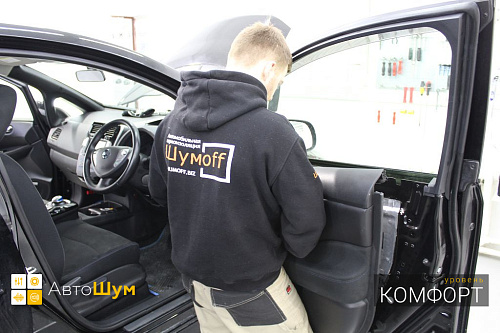 Снимаем дверную обшивку Ниссан Лиф.