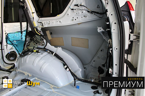 Штатная шумоизоляция арок и крыльев Тойоты Ленд Крузер Прадо 150.