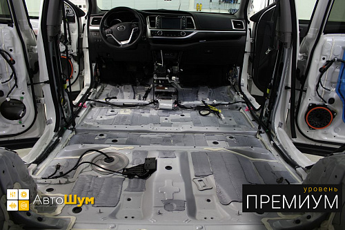 Штатная виброизоляция в багажнике Тойоты Хайлендер.