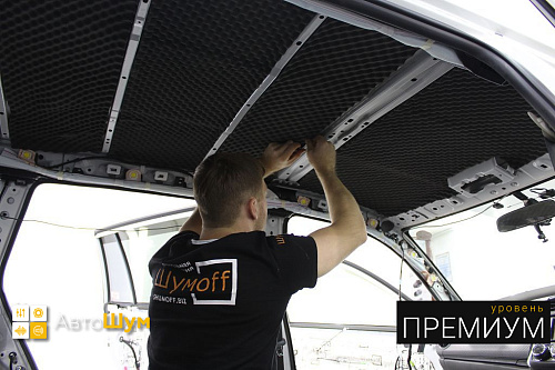 Клеим шумопоглотитель на крышу Тойота Филдер