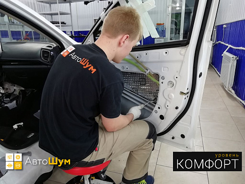 Клеим виброизоляцию внутрь двери Мазды 3