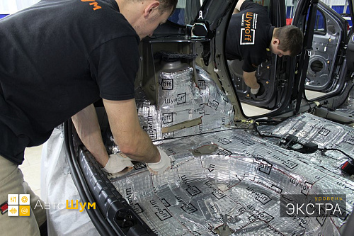 Клеим виброизоляцию на дно багажника Рено Дастер