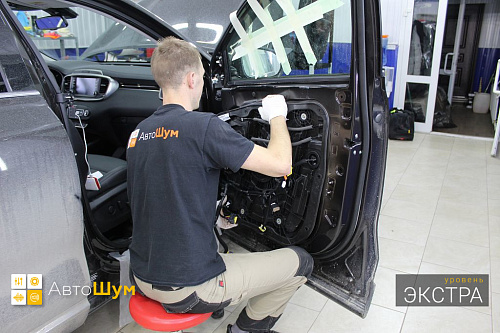 Демонтируем пластиковый щит с двери Киа Соренто Прайм