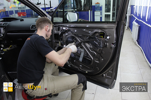 Клеим виброизоляцию внутрь двери Субару Форестер