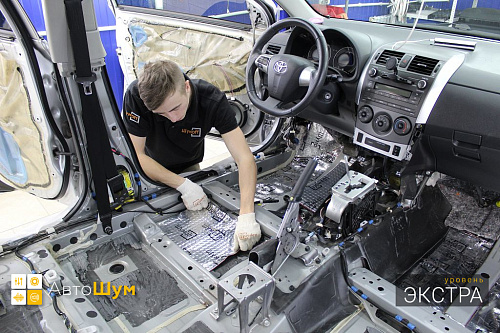 Клеим виброизоляцию на пол Тойота Королла E150