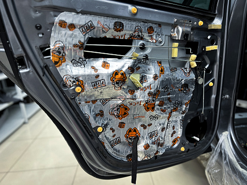 Оклейка технологических отверстий двери Ниссан Террано