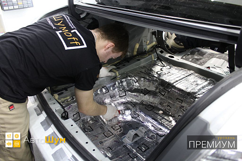 Клеим виброизоляцию на дно багажника Хонда Аккорд