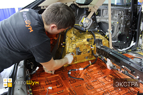 Клеим виброизоляцию в багажник Лексус РХ 350