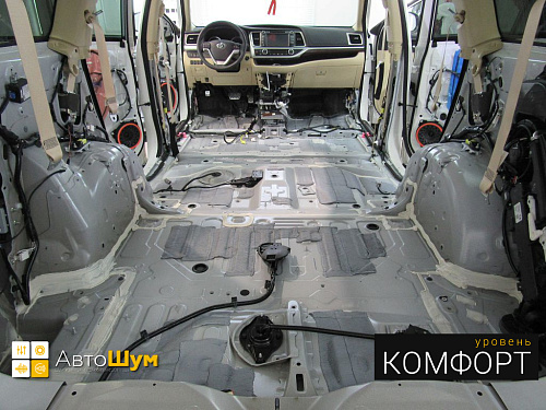 Штатная шумоизоляция багажника Тойоты Хайлендер.