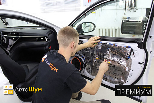 Клеим второй слой на двери Тойоты Камри XV70