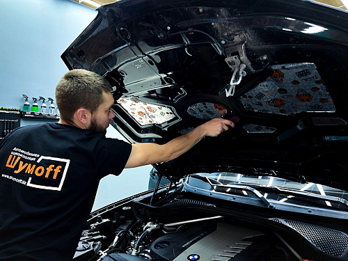 Наносим виброизоляцию на капот