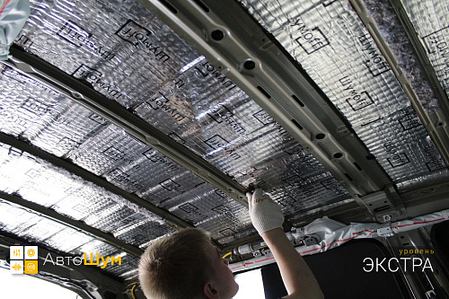 Клеим виброизоляцию на крышу Митсубиси Аутледер.