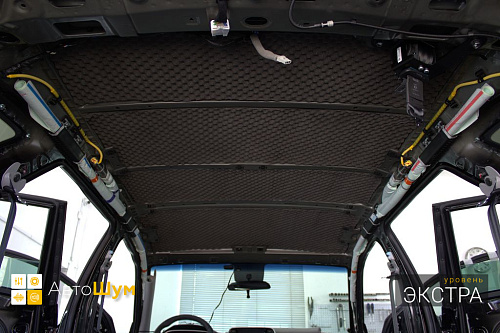 Клеим шумопоглотитель на крышу Хендай Туксон