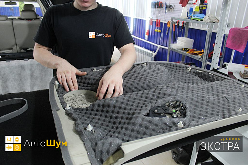 Оклеиваем шумопоглотителем Absorber А15 обшивку двери Митсубиси Аутледер ХЛ.