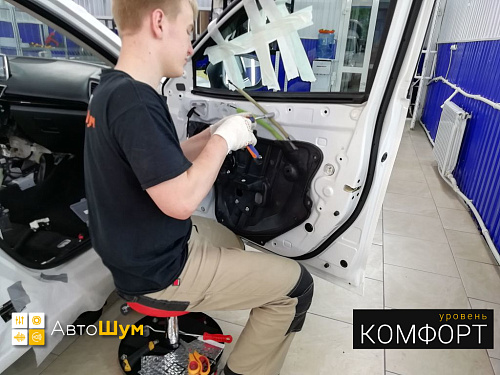 Снимаем пластиковый щит двери Мазды 3