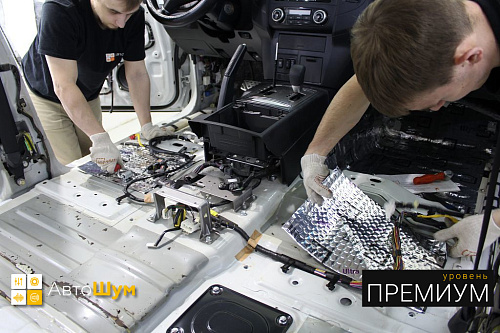 Клеим Шумофф Black Joker на пол Митсубиси Паджеро