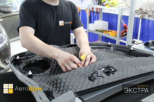 Оклеиваем шумопоглотителем обшивку двери Митсубиси Аутледер.